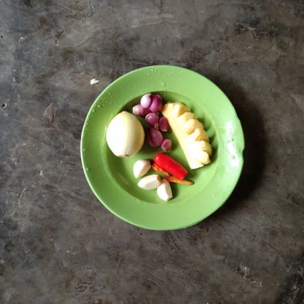Siapkan dan kupas nanas, bawang merah, bawang putih, serta buang biji dari cabe besar dan cabe kecil.