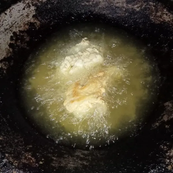 Goreng ayam hingga keemasan matang.