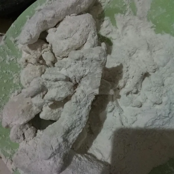 Baluri dengan tepung kering.