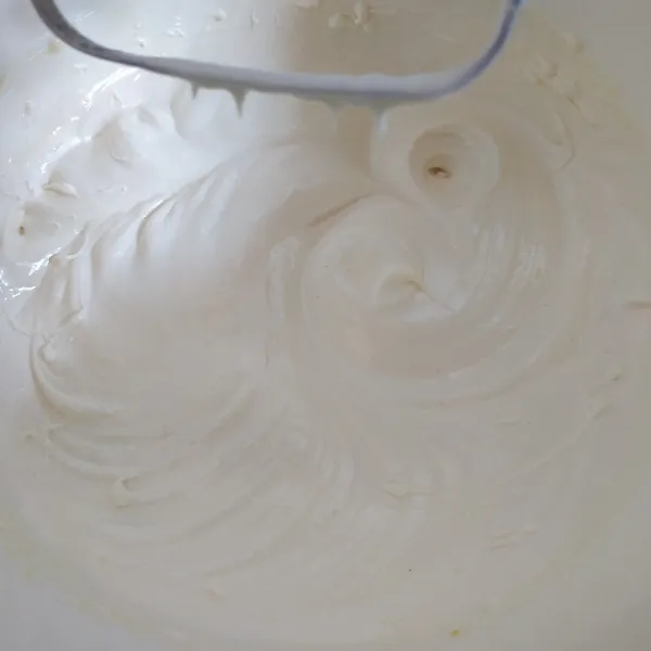 Mixer dengan kecepatan tinggi gula, telur dan SP sampai putih dan mengembang.