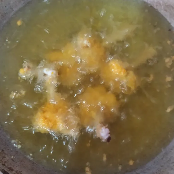 Goreng ayam tulip dengan cara deep fry (minyak yang banyak sampai ayam terendam). Suhu jangan terlalu panas supaya matangnya sampai ke dalam.