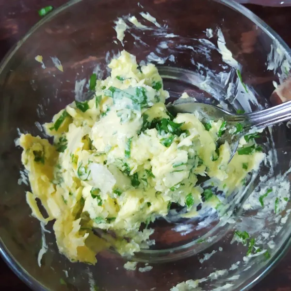 Buat bahan olesan: haluskan bawang putih lalu campur dengan margarin dan seledri cincang.