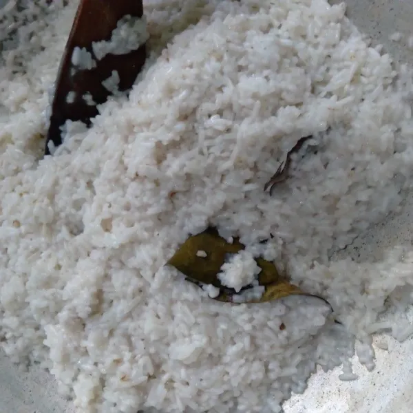 Masak beras yang sudah dicuci dengan santan, garam dan daun salam hingga sat.