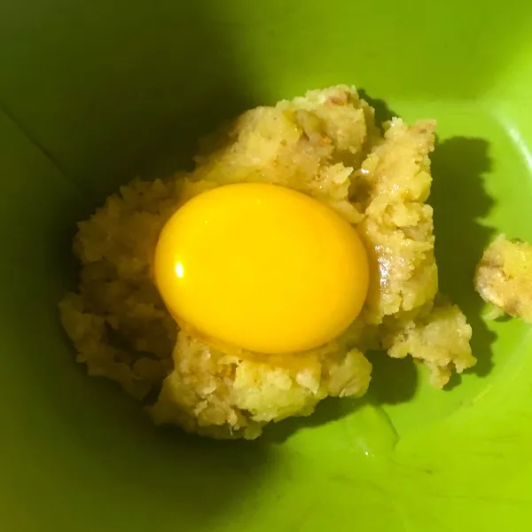 Masukan kuning telur, campur rata