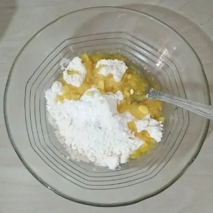Dalam mangkuk, masukkan terigu, maizena, garam, kaldu bubuk, vetcin dan margarin cair. Aduk hingga rata.