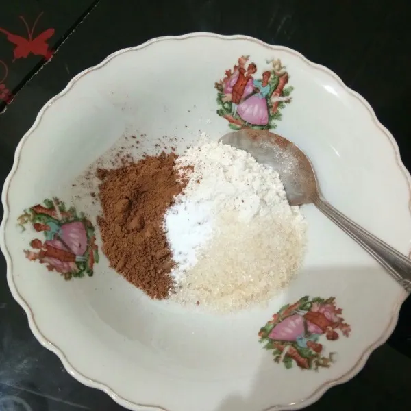 Campur tepung terigu,coklat bubuk,gula pasir,dan baking powder dalam mangkok. Aduk hingga tercampur rata.