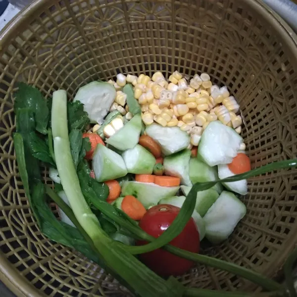 Siapkan bahan sayuran. Potong sesuai selera, cuci bersih dan tiriskan.