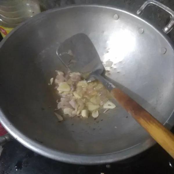 Panaskan minyak, tumis bawang merah dan bawang putih hingga halus.