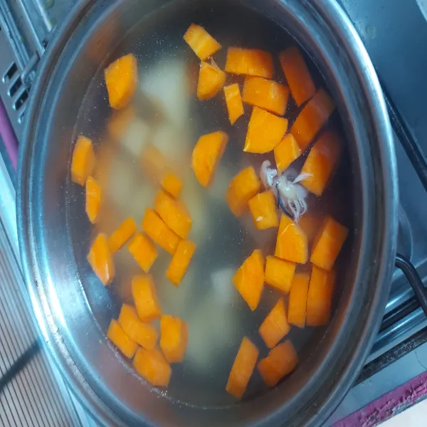 Masukkan kentang dan wortel.