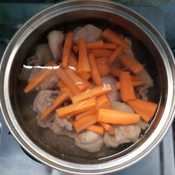 Rebus kembali ayam bersama wortel sampai empuk.