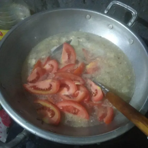 Masukan tomat, masak hingga ayam empuk. Tes rasa.