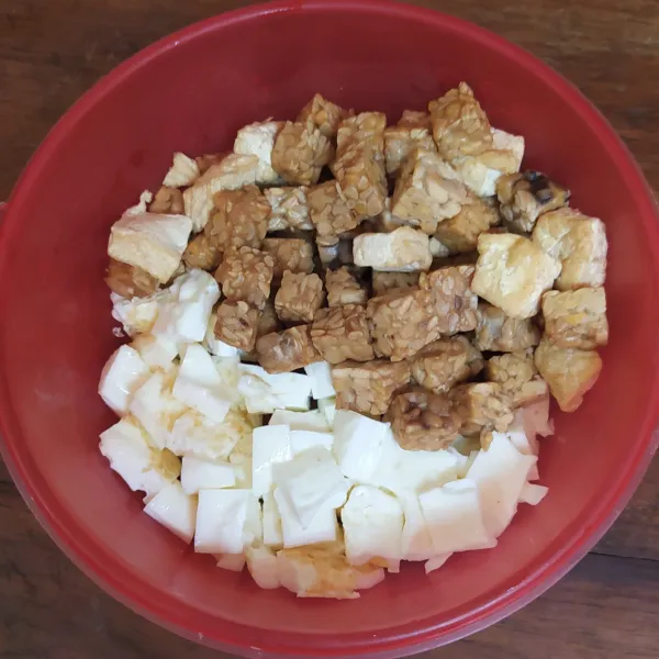 Tempe, tahu dan putih telur kukus dipotong dadu. Goreng sebentar.