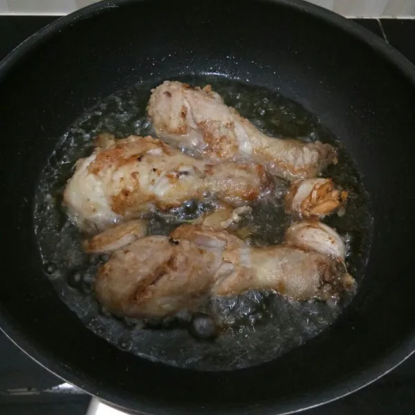 Tambahkan bawang putih geprek, masak hingga ayam dan bawang matang.