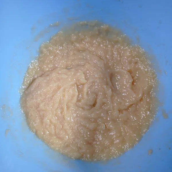 Campur gula pasir, telur, air dan bahan biang, aduk sampai gula larut, masukkan tape, aduk rata.