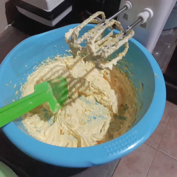 Mixer blueband & gula dengan kecepatan tinggi selama 3 menit. Masukan kuning telur, mixer asal rata saja.