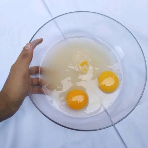 Masukkan telur, gula, dan sp dalam wadah.