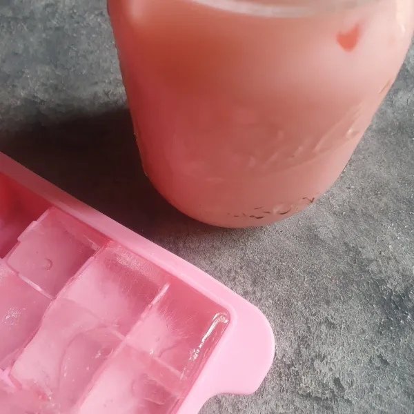 Tuangkan susu dan tambahkan es batu. Sajikan bersama boba.