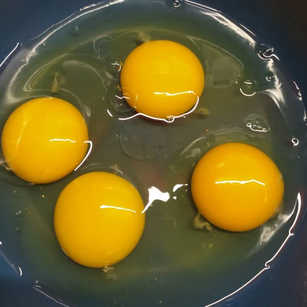 Dalam wadah pecahkan semua telur, kocok sampai rata.