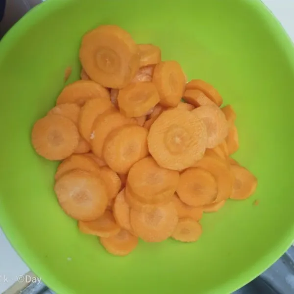 Potong-potong wortel dengan bentuk bulat atau sesuai selera.