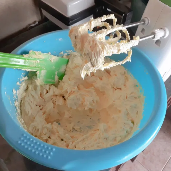 Mixer margarin dan gula dengan kecepatan tinggi selama 3 menit.