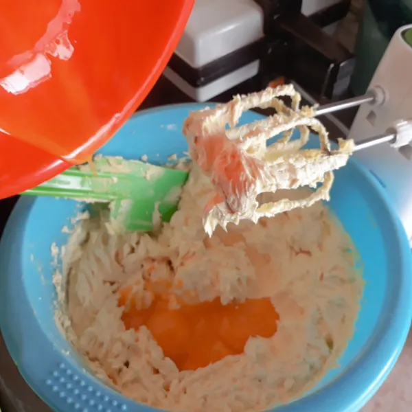 Masukkan kuning telur, mixer asal rata saja.