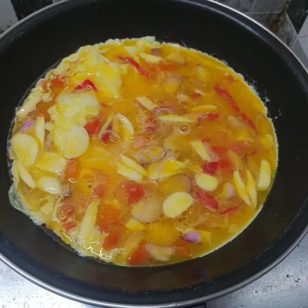 Panaskan secukupnya minyak goreng. Tuang adonan telur sampai rata. Goreng sampai bagian bawah berkulit lalu balik perlahan. Goreng sampai matang di kedua sisi. Angkat dan sajikan.