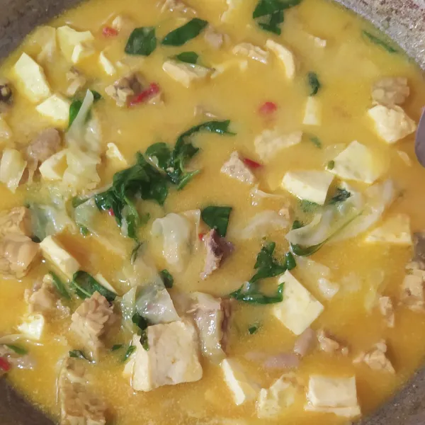 Aduk dan tes rasa. Sisihkan sayur yang tidak pedas, sisanya diberi irisan cabe rawit.