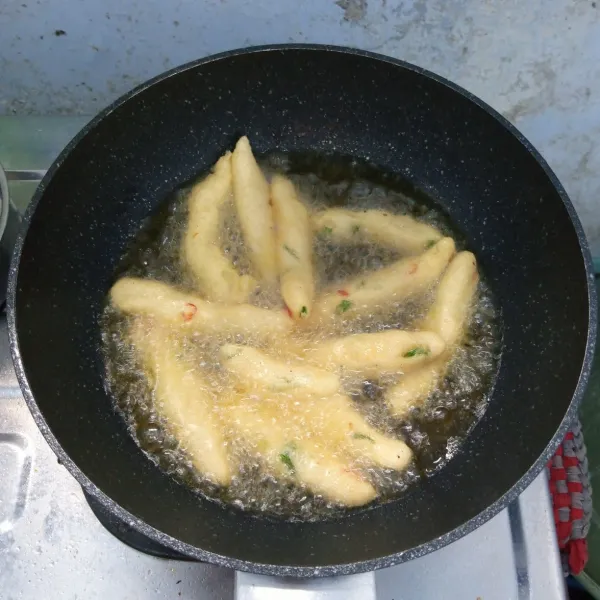 Goreng otak-otak sampai kuning kecoklatan. Angkat,tiriskan dan sajikan dengan saos tomat,saos sambal ataupun saos kacang.