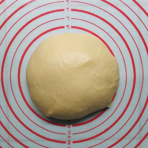 Pindahkan ke meja kerja. Bagi adonan menjadi 12 bagian.