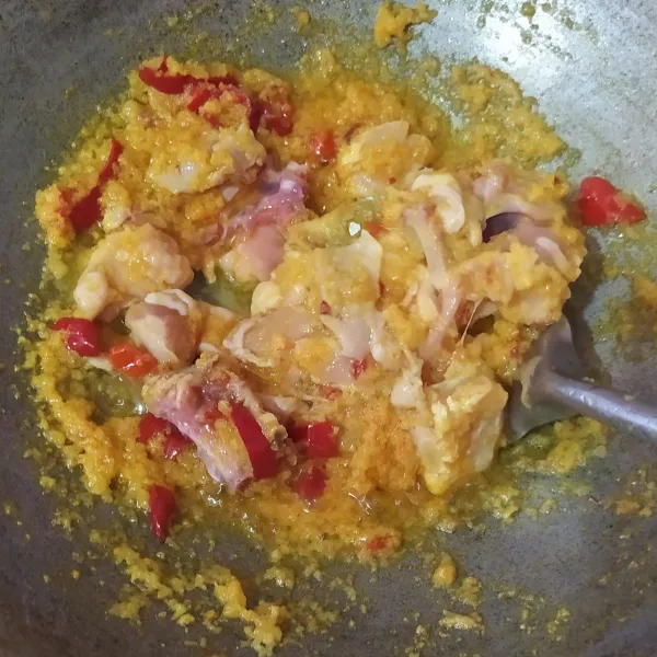 Masukan tetelan ayam, masak hingga berubah warna.
