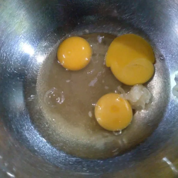 Mixer telur, gula dan SP dengan kecepatan maksimal hingga kental berjejak.