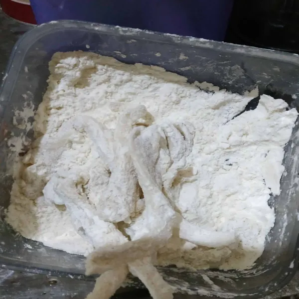 Lalu masukan jamur ke bahan tepung kering, pijit-pijit supaya terigu menempel di jamur.