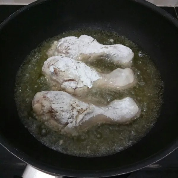 Lalu goreng ayam dalam minyak panas.