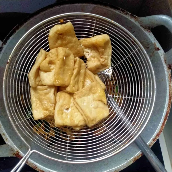 Potong tahu sesuai selera. Lalu goreng dan tiriskan.