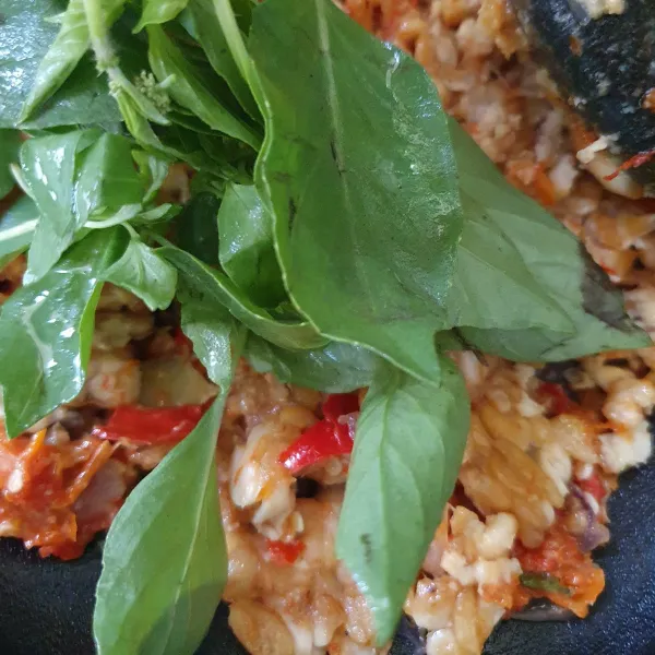 Tambahkan kemangi dan tempe goreng, uleg kasar.