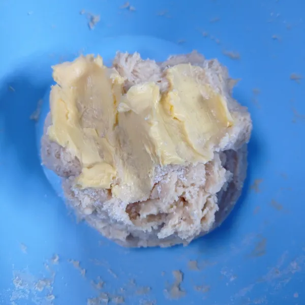 Tambahkan margarin dan garam, aduk sampai tercampur rata. Lalu diamkan selama 30 menit.