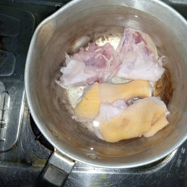 Cuci bersih ayam potong sesuai selera. Kemudian rebus ayam dengan 500 ml air (untuk pembuatan kaldu ayam).