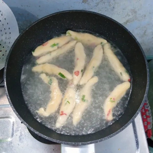 Masak air sampai mendidih. Masukkan otak-otak. Kemudian rebus sampai matang dan mengambang. Angkat dan tiriskan.