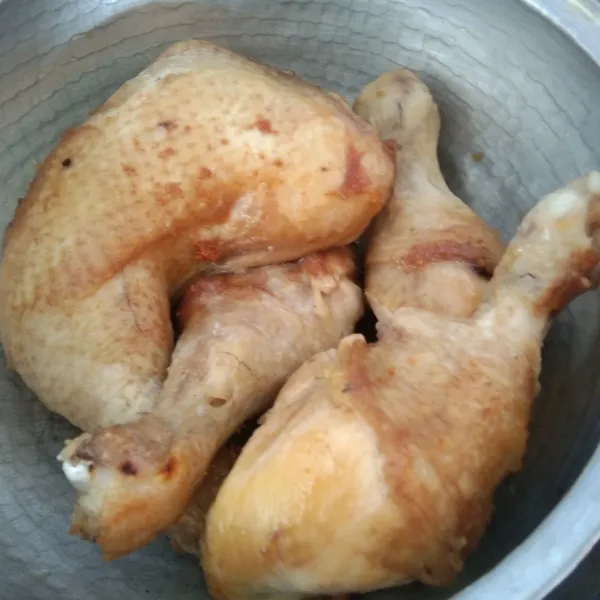 Goreng ayam rebus hingga berkulit, kemudian suwir-suwir.