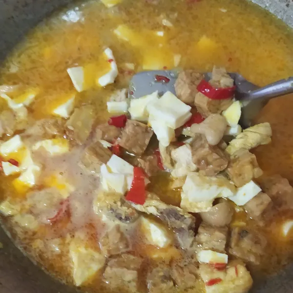 Masukan tahu, tempe dan putih telur. Biarkan bumbu meresap.