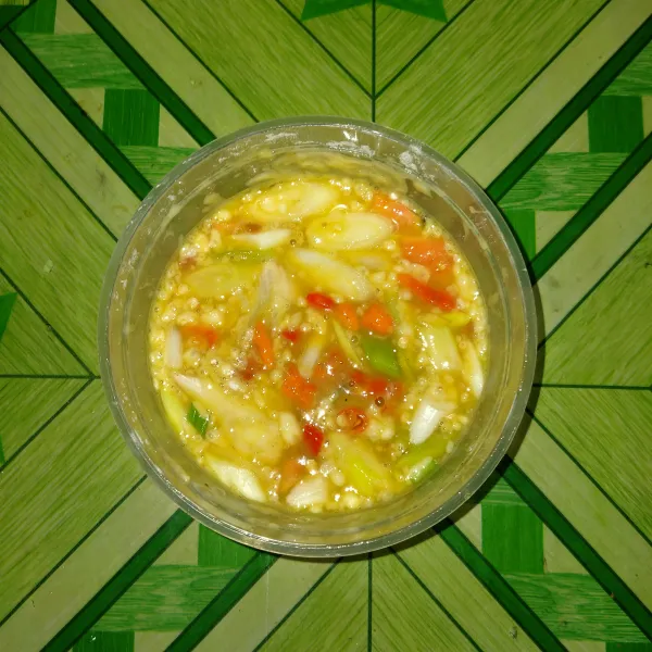 Masukkan irisan cabe.