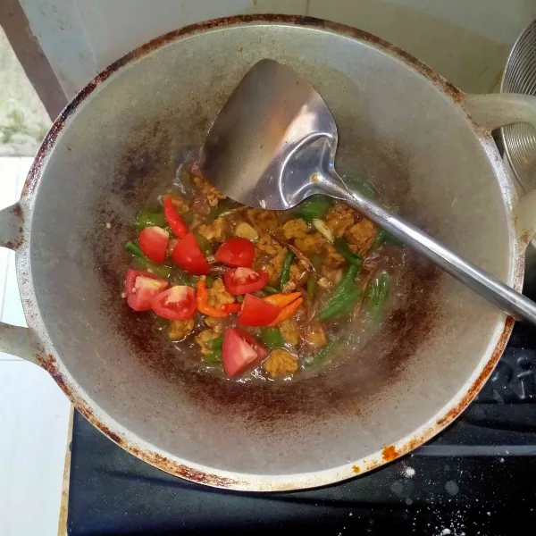 Masukan cabe rawit dan tomat yang sudah dipotong kecil-kecil.