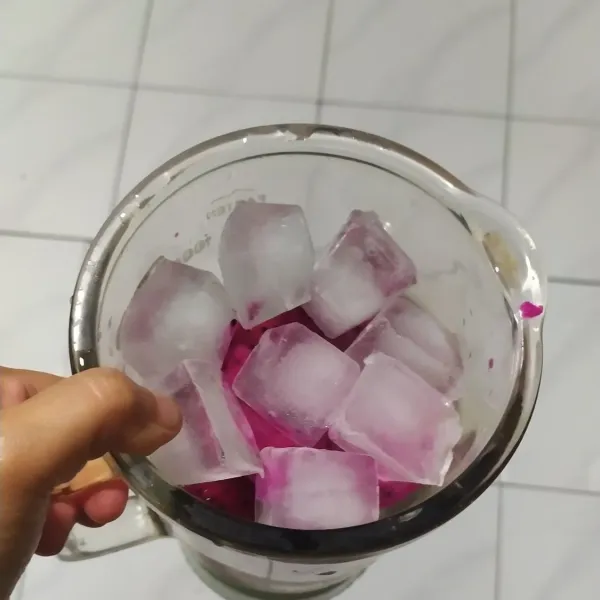 Tambahkan es batu & air, lalu blender