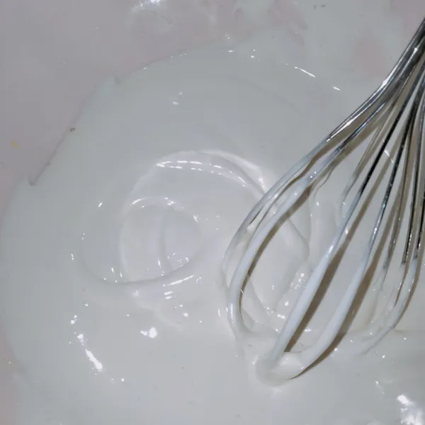 Kocok telur, gula, tbm, dan vanila cair hingga putih kental berjejak.