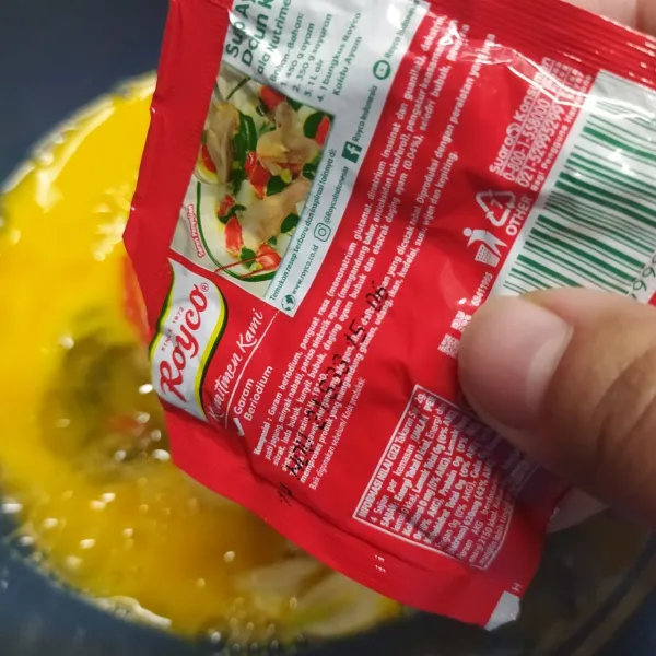 Masukkan kaldu bubuk dalam kocokan telur, aduk rata.