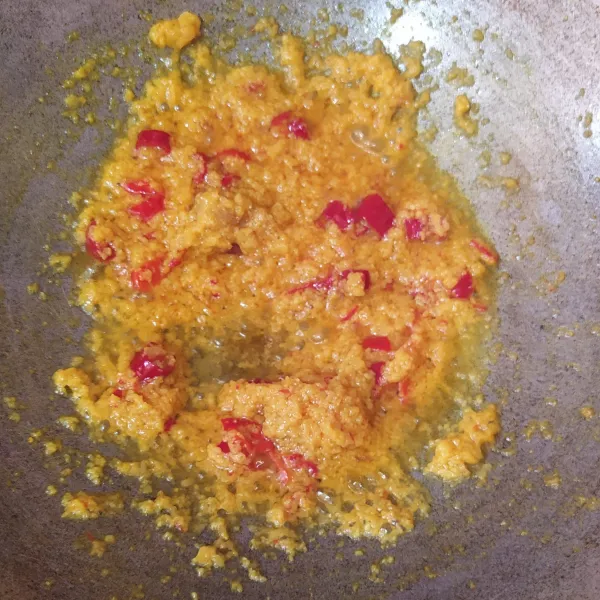 Haluskan bawang merah, bawang putih, cabe merah, kunyit, minyak dan air. Tumis hingga harum. Masukan lengkuas geprek dan irisan cabe merah.