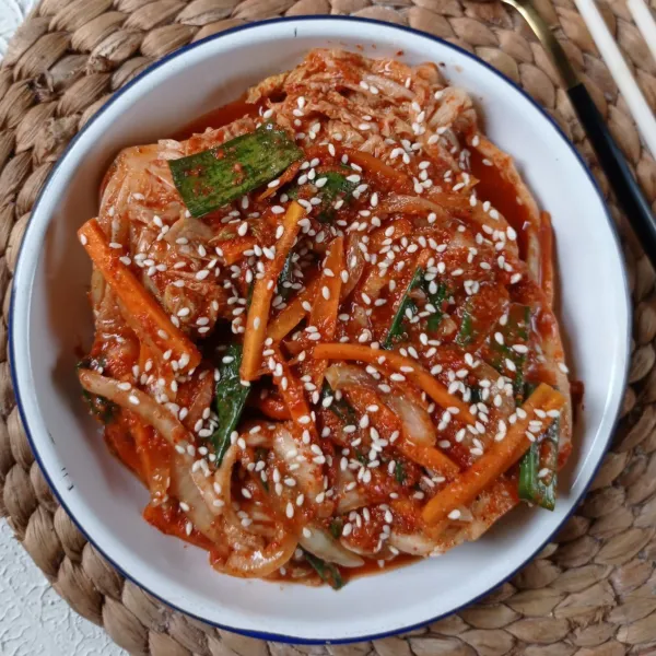 Sajikan kimchi.