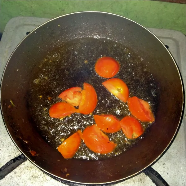 Panaskan minyak lalu masukkan tomat hingga setengah layu.