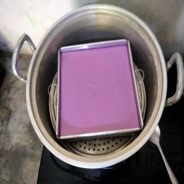 Panaska kukusan terlebih dahulu, masukan adonan yang sudah di blender ke dalam loyang & hentak-hentakan loyang. Kukus selama 25 menit & tutup panci dengan kain serbet bersih. Angkat & biarkan dingin di suhu ruang