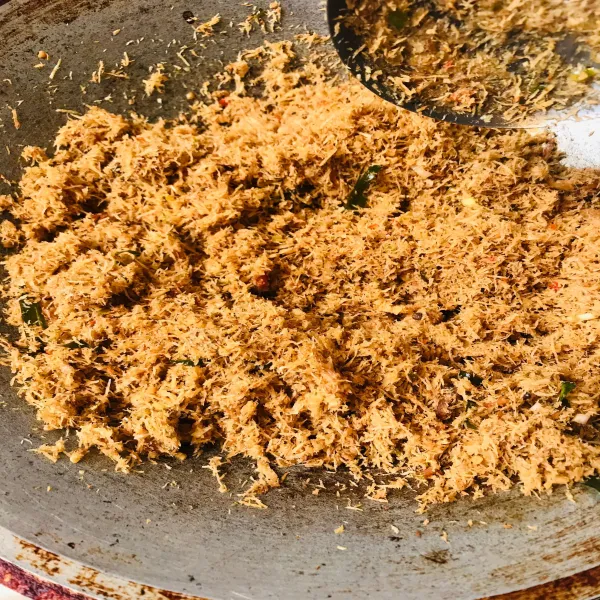 Tunggu hingga benar-benar dingin baru dimasukan ke dalam wadah kedap udara. Serundeng bisa disimpan selama beberapa minggu dan akan lebih lama lagi jika dimasukan ke dalam kulkas